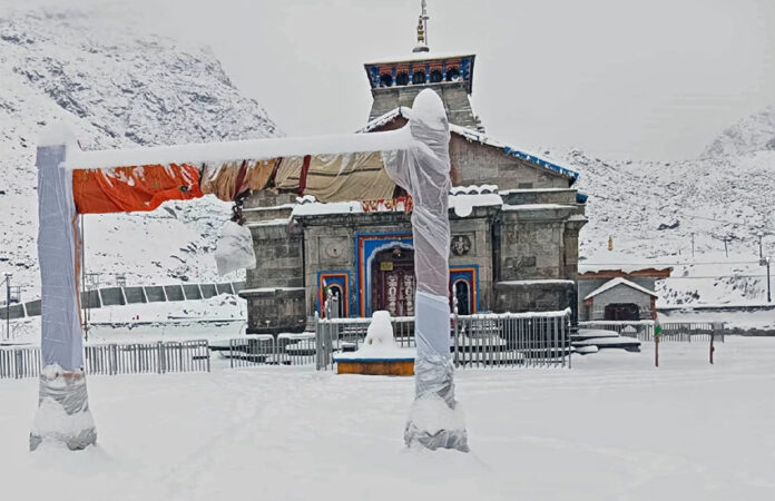 Snowfall : Kedarnath and Badrinath Dham Painted in White, Tourist Delight